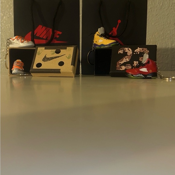 Mini Sneaker Keychains Set - Picture 9 of 9